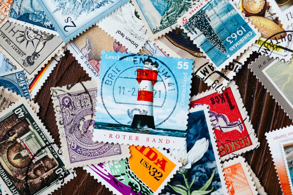다채로운 디자인과 역사를 보여주는 국제 빈티지 우표 모음입니다.