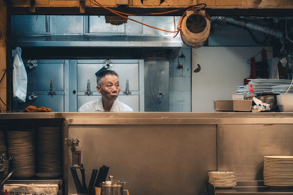 고전적인 디자인 요소가 돋보이는 정통 홍콩 주방에서 일하는 셰프.