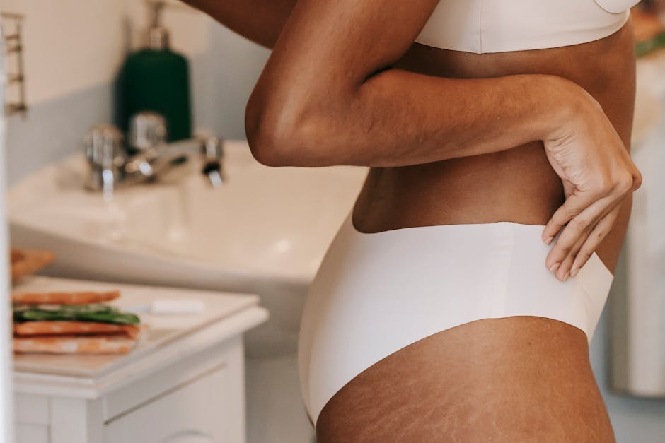 욕실에 란제리에서 민족 여자 자르기