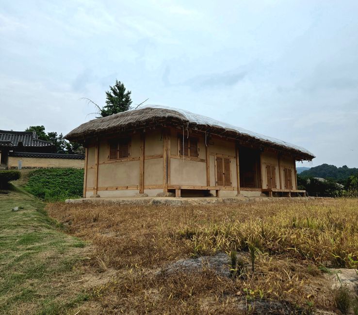 전통적인 느낌과 현대적인 감각이 어우러진 건강한 황토방 주택 외관
