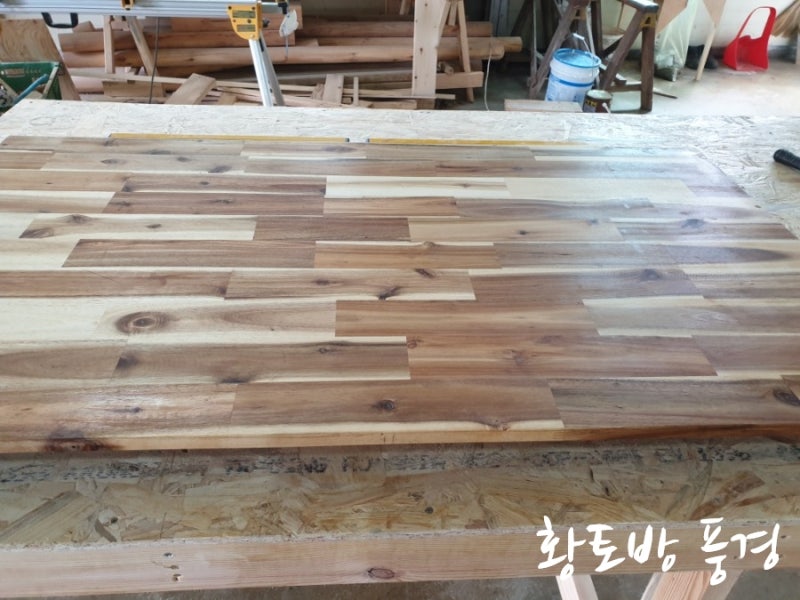 아카시아 집성판으로 만든 책상입니다.