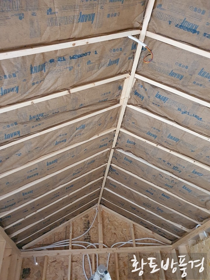 공주 6평 농막 경랑 목구조 시공_내부(인슐레이션),지붕,외벽(써모사이딩) 마감 작업